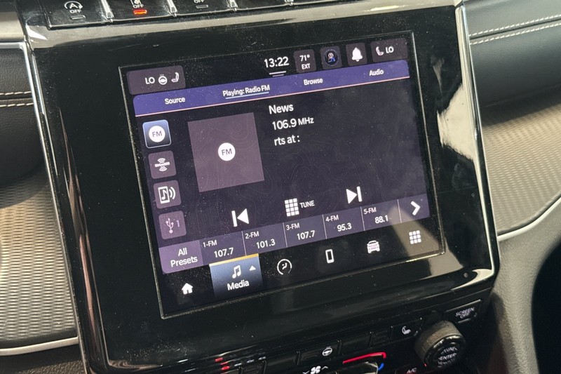 Jeep Grand Cherokee L Vehicle Full-screen Gallery Image 27