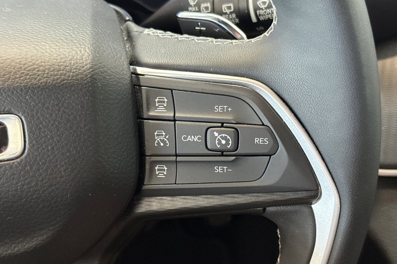 Jeep Grand Cherokee L Vehicle Full-screen Gallery Image 39