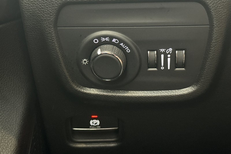 Jeep Grand Cherokee L Vehicle Full-screen Gallery Image 43
