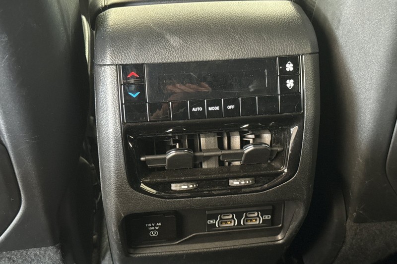 Jeep Grand Cherokee L Vehicle Full-screen Gallery Image 44