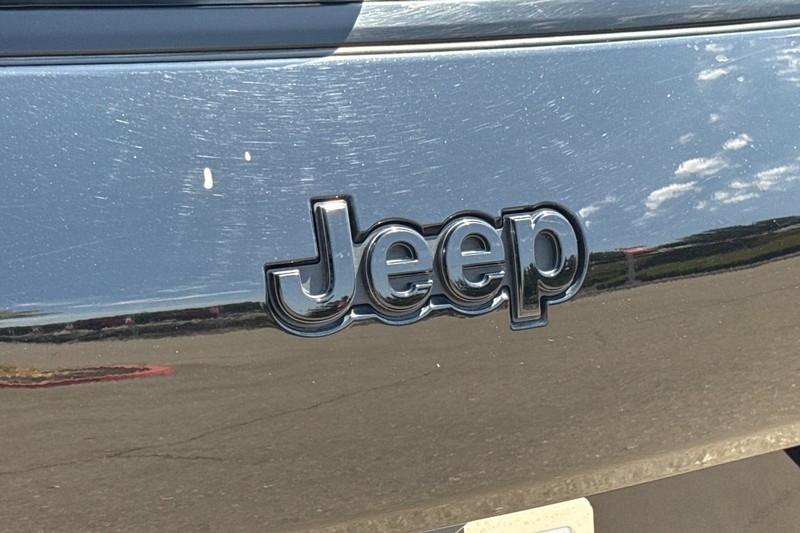 Jeep Grand Cherokee L Vehicle Full-screen Gallery Image 50