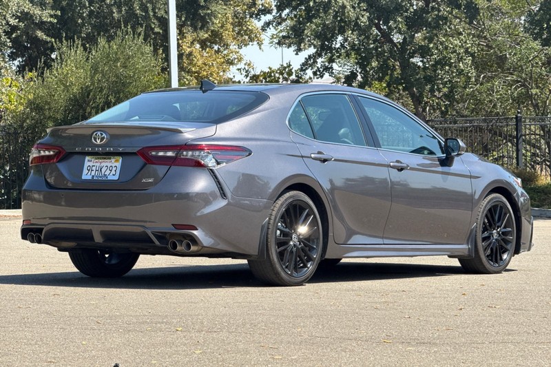 Toyota Camry Vehicle Full-screen Gallery Image 04