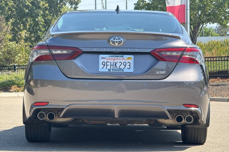 Toyota Camry Vehicle Full-screen Gallery Image 05