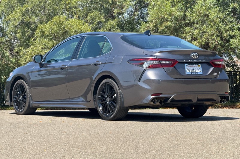 Toyota Camry Vehicle Full-screen Gallery Image 06