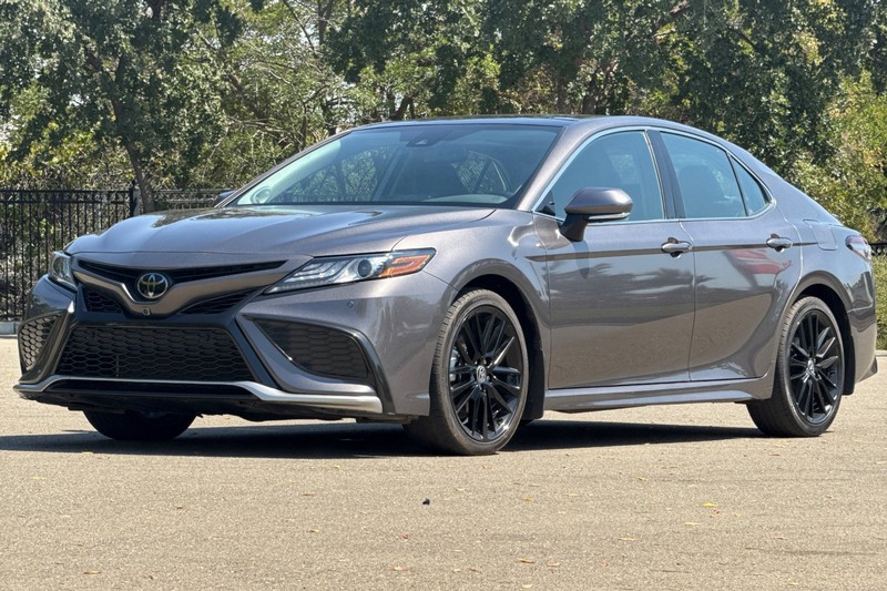 Toyota Camry Vehicle Full-screen Gallery Image 08