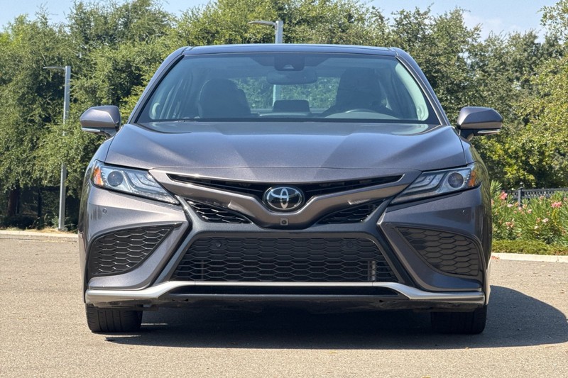 Toyota Camry Vehicle Full-screen Gallery Image 09