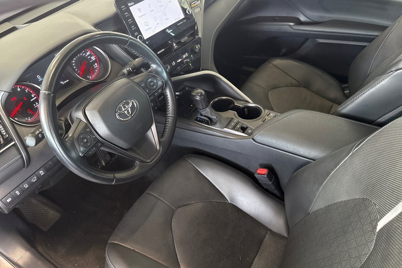 Toyota Camry Vehicle Full-screen Gallery Image 10