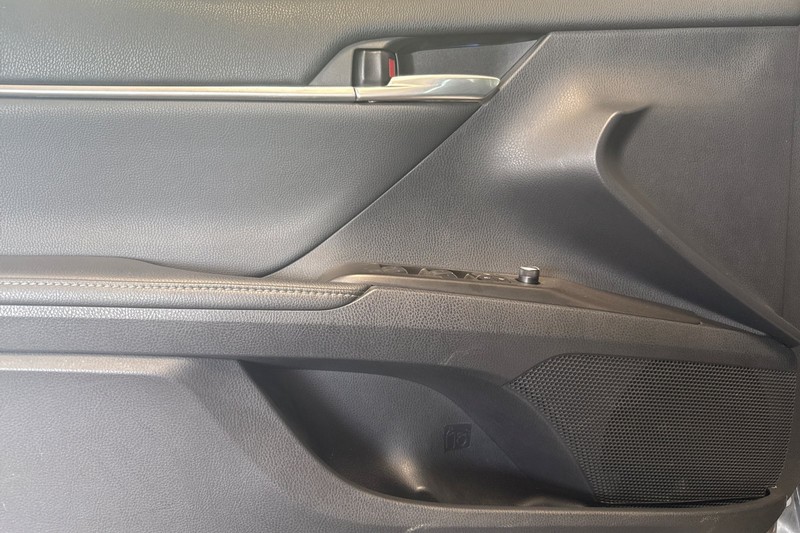 Toyota Camry Vehicle Full-screen Gallery Image 11