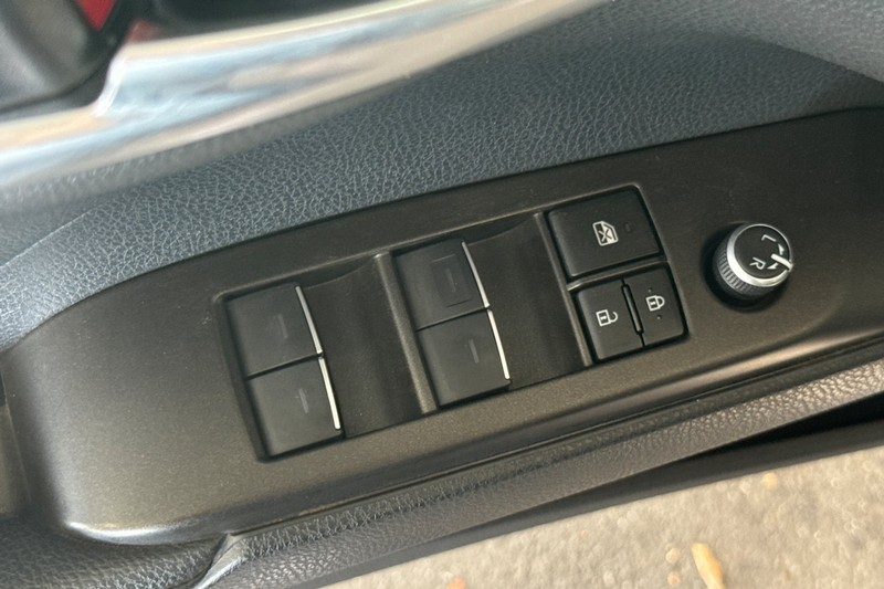 Toyota Camry Vehicle Full-screen Gallery Image 12
