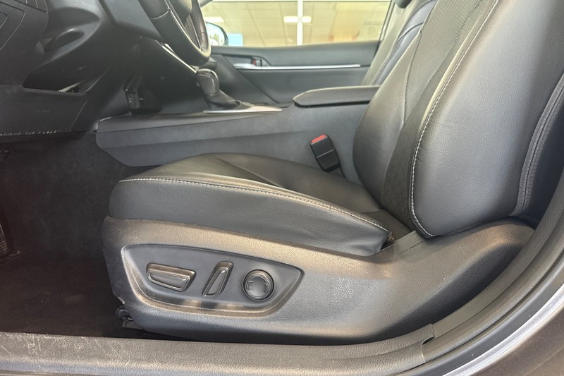 Toyota Camry Vehicle Full-screen Gallery Image 13