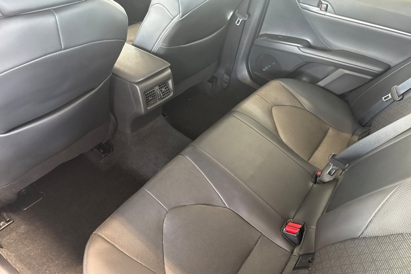 Toyota Camry Vehicle Full-screen Gallery Image 14