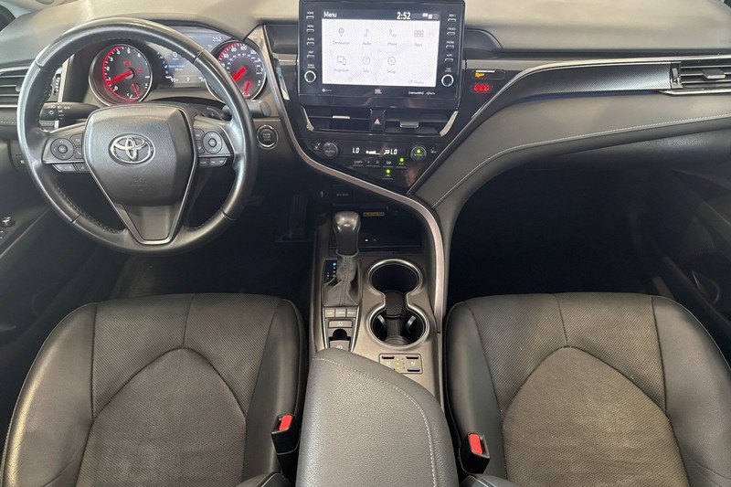 Toyota Camry Vehicle Full-screen Gallery Image 15