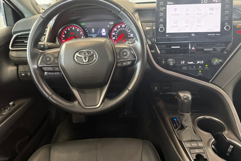 Toyota Camry Vehicle Full-screen Gallery Image 16