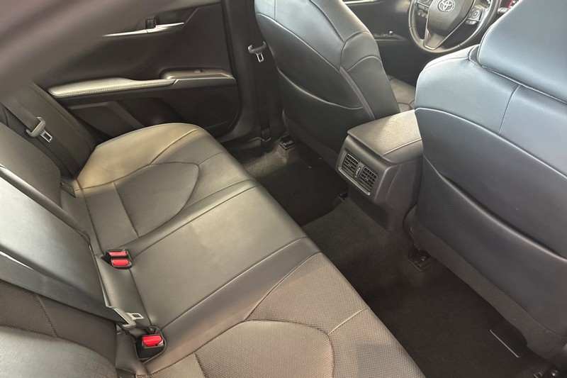 Toyota Camry Vehicle Full-screen Gallery Image 17