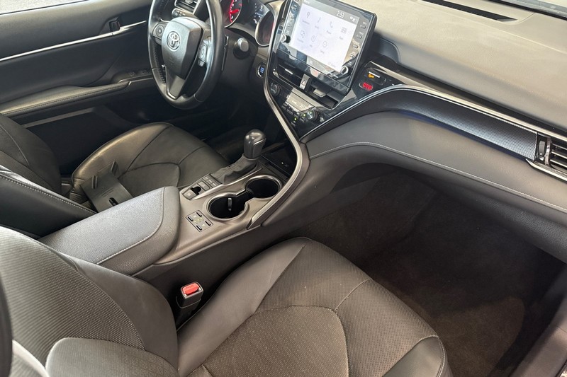 Toyota Camry Vehicle Full-screen Gallery Image 18