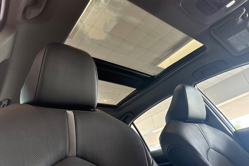 Toyota Camry Vehicle Full-screen Gallery Image 19