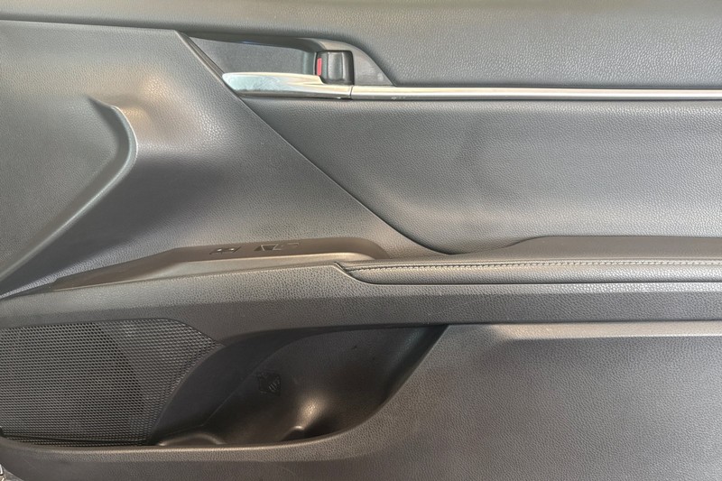 Toyota Camry Vehicle Full-screen Gallery Image 20