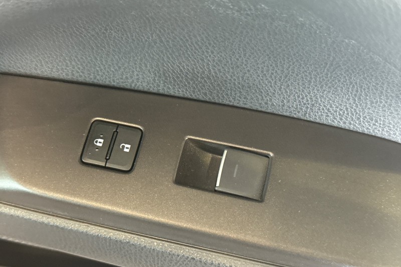Toyota Camry Vehicle Full-screen Gallery Image 21