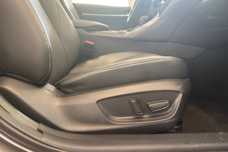 Toyota Camry Vehicle Full-screen Gallery Image 22