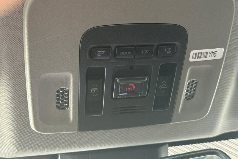Toyota Camry Vehicle Full-screen Gallery Image 23