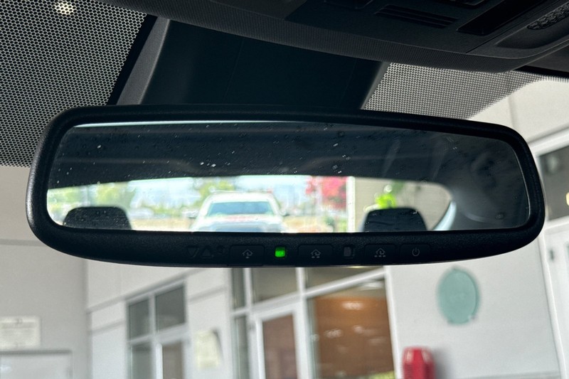 Toyota Camry Vehicle Full-screen Gallery Image 24