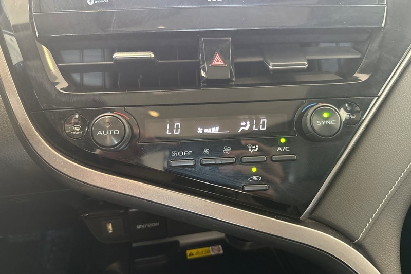 Toyota Camry Vehicle Full-screen Gallery Image 27