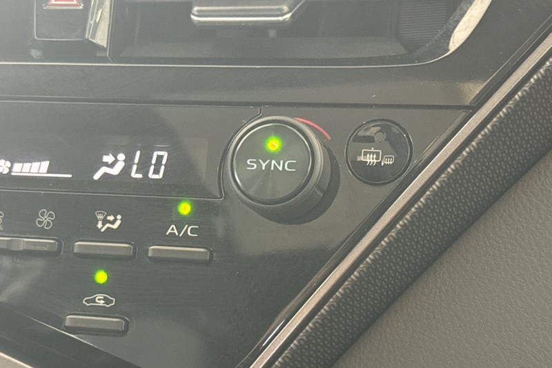 Toyota Camry Vehicle Full-screen Gallery Image 29