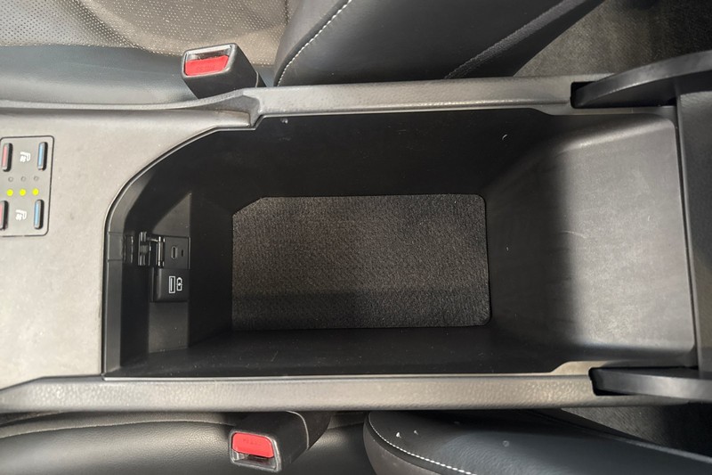 Toyota Camry Vehicle Full-screen Gallery Image 31