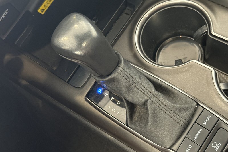 Toyota Camry Vehicle Full-screen Gallery Image 32