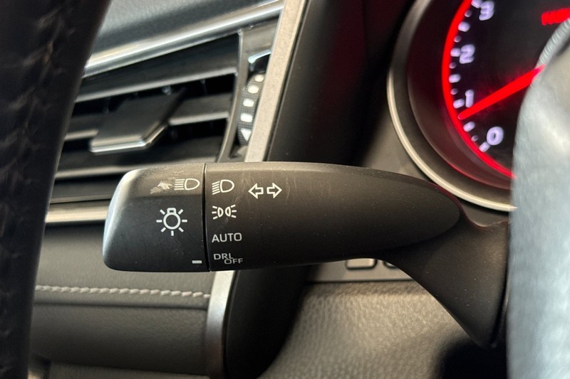 Toyota Camry Vehicle Full-screen Gallery Image 36
