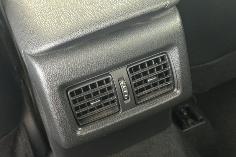 Toyota Camry Vehicle Full-screen Gallery Image 42