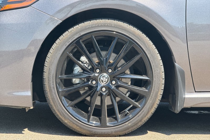 Toyota Camry Vehicle Full-screen Gallery Image 45