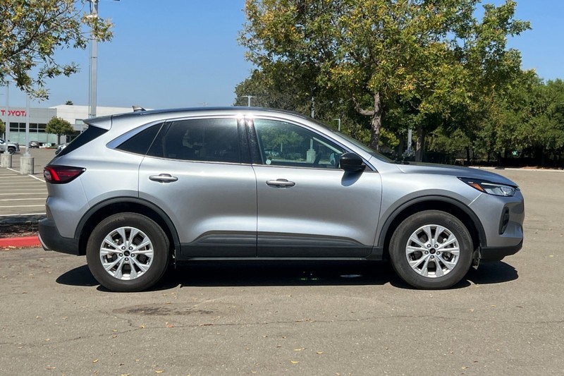 Ford Escape Vehicle Full-screen Gallery Image 03