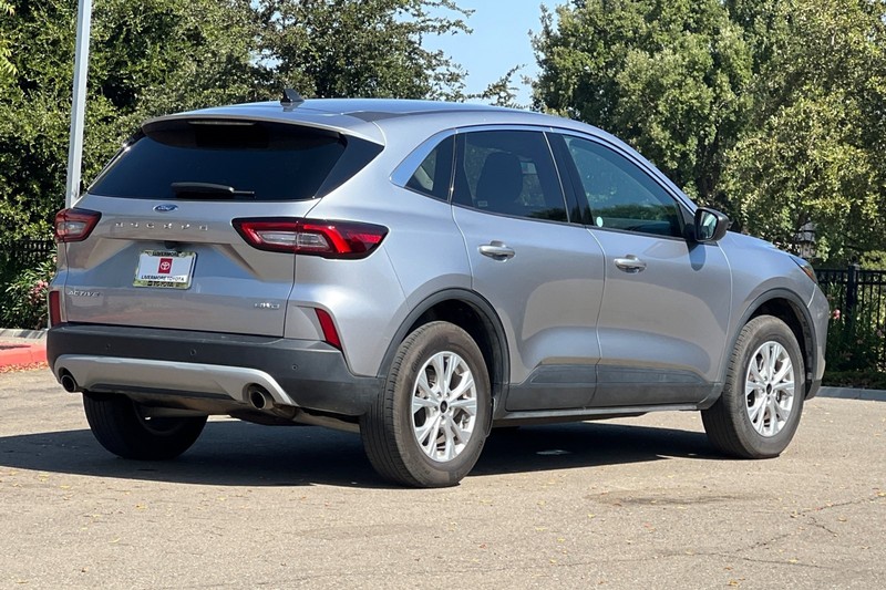 Ford Escape Vehicle Full-screen Gallery Image 04