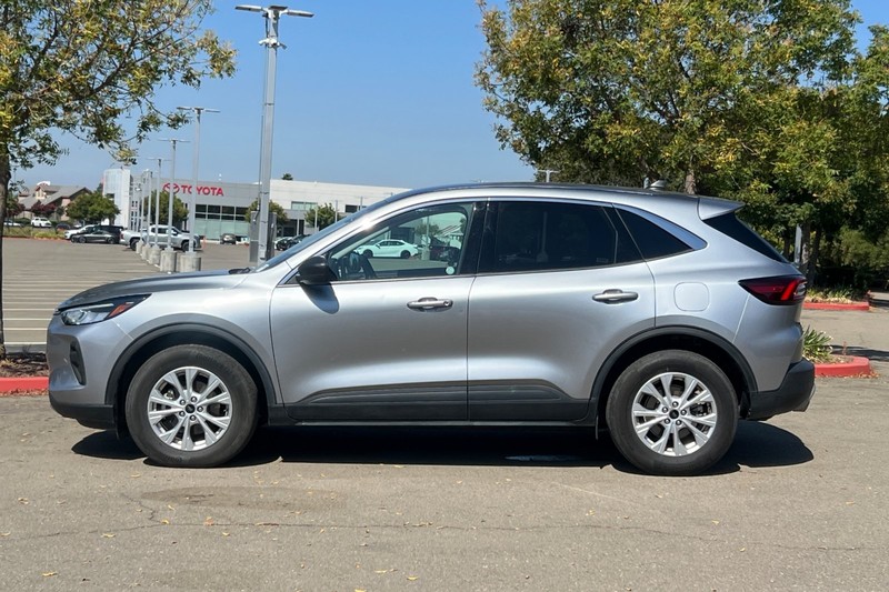 Ford Escape Vehicle Full-screen Gallery Image 07
