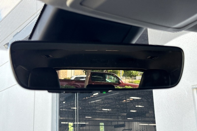 Toyota Highlander Vehicle Full-screen Gallery Image 26
