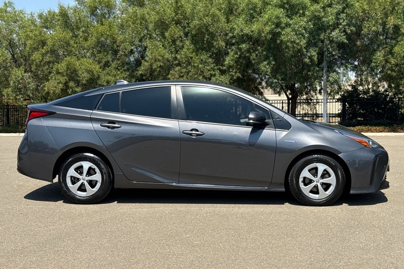 Toyota Prius Vehicle Full-screen Gallery Image 03