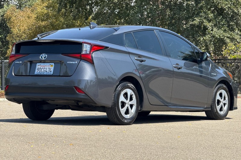 Toyota Prius Vehicle Full-screen Gallery Image 04
