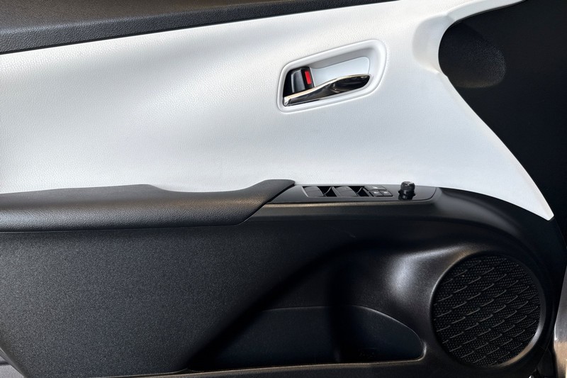 Toyota Prius Vehicle Full-screen Gallery Image 11