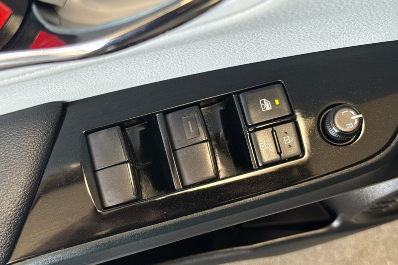 Toyota Prius Vehicle Full-screen Gallery Image 12