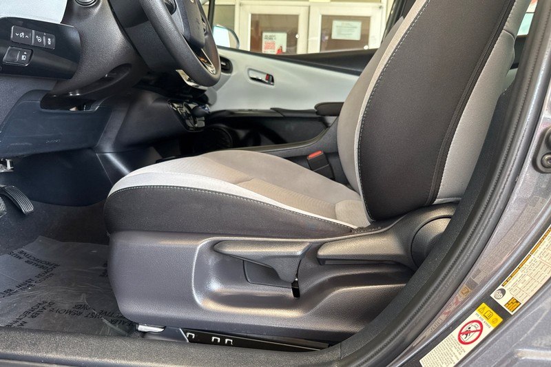 Toyota Prius Vehicle Full-screen Gallery Image 13