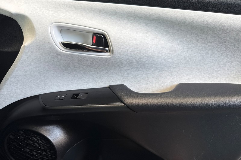 Toyota Prius Vehicle Full-screen Gallery Image 21