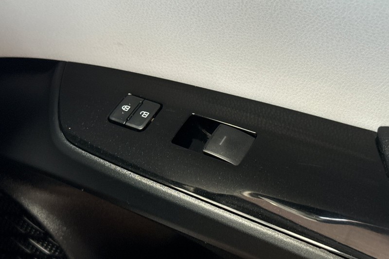 Toyota Prius Vehicle Full-screen Gallery Image 22