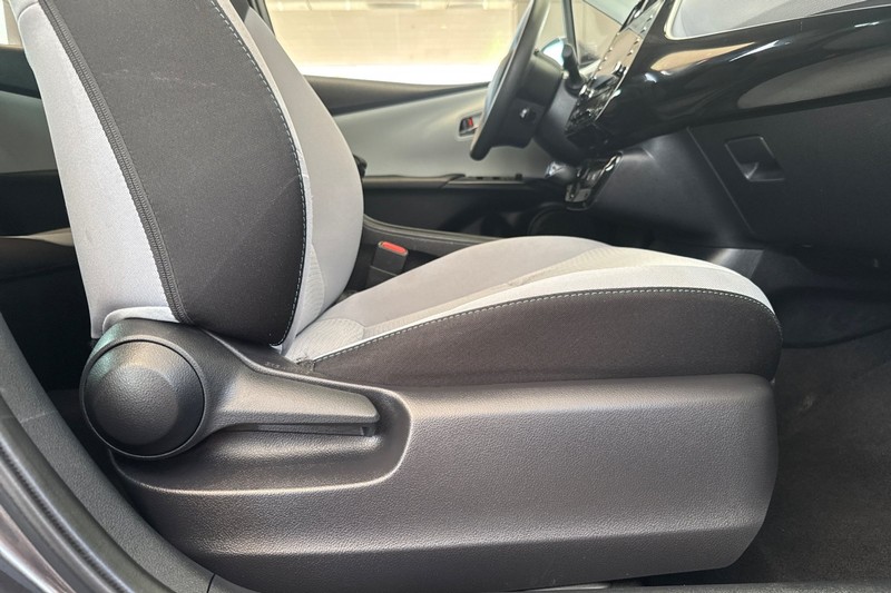 Toyota Prius Vehicle Full-screen Gallery Image 23