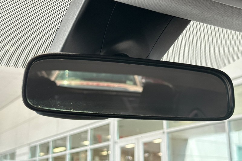 Toyota Prius Vehicle Full-screen Gallery Image 25
