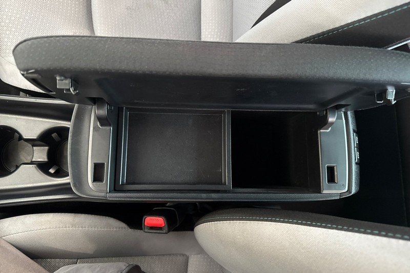 Toyota Prius Vehicle Full-screen Gallery Image 32