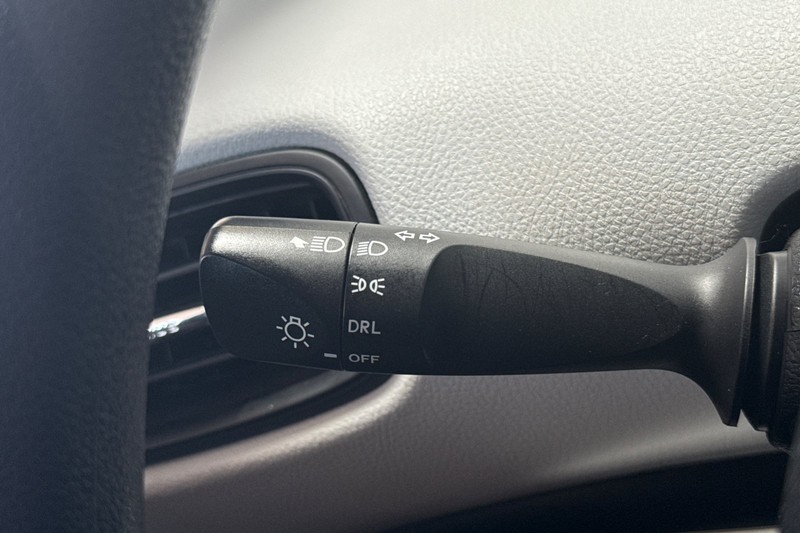 Toyota Prius Vehicle Full-screen Gallery Image 37