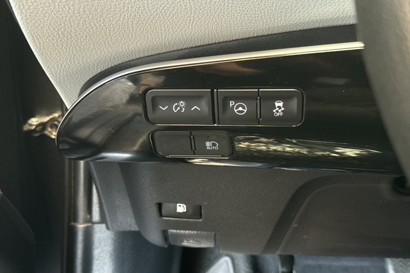 Toyota Prius Vehicle Full-screen Gallery Image 43