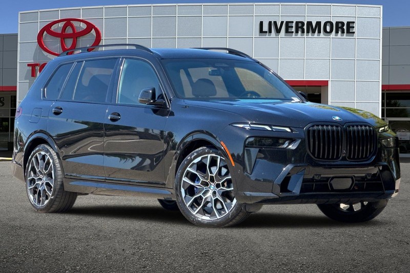 BMW X7 Vehicle Full-screen Gallery Image 02