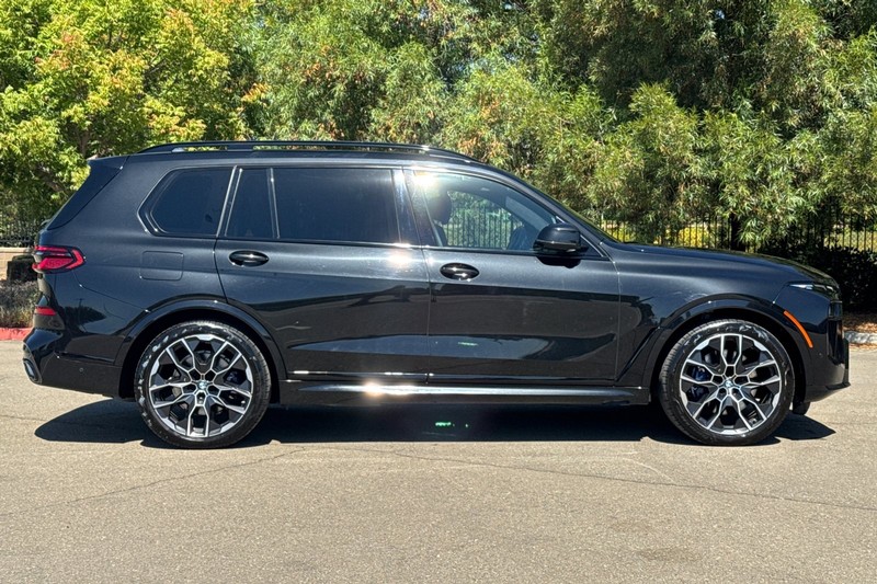 BMW X7 Vehicle Full-screen Gallery Image 03